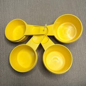 4 Tupperware Measuring Cups Vintage Yellow READ DESCRIPTION